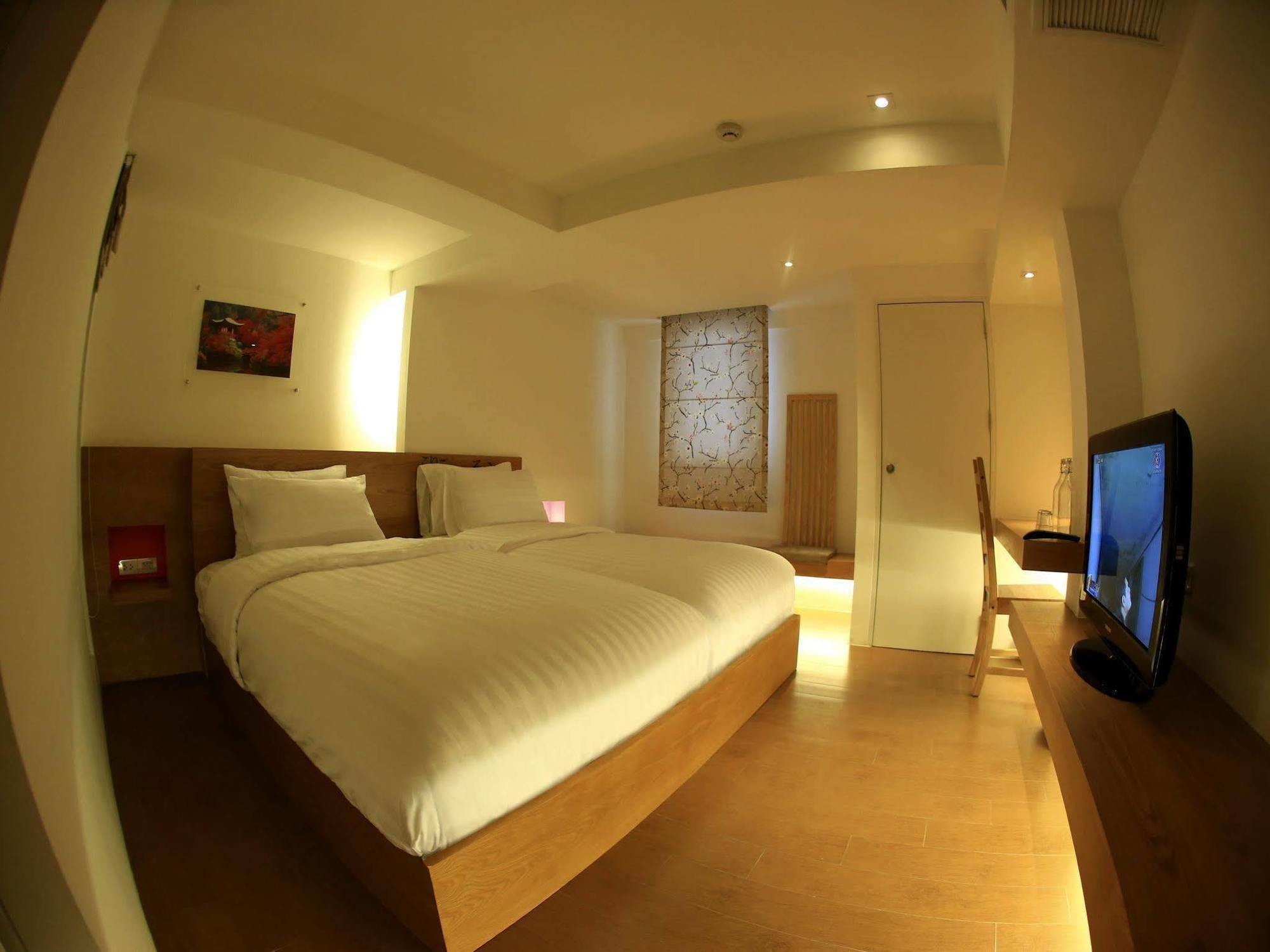 Silom One Hotel Bangkok Exterior photo