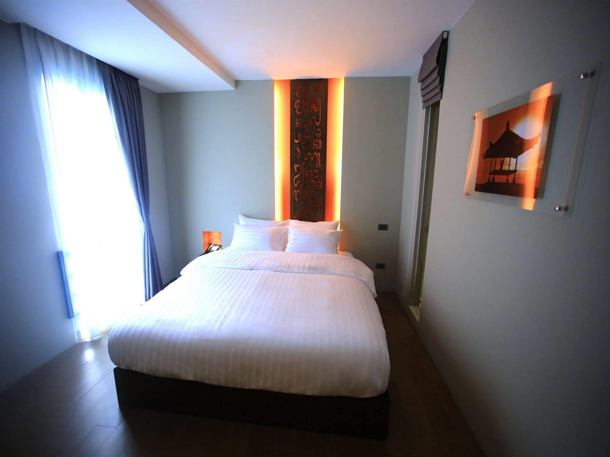 Silom One Hotel Bangkok Exterior photo