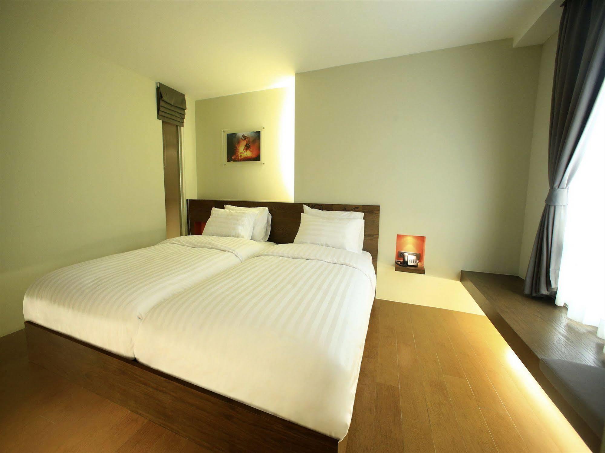 Silom One Hotel Bangkok Exterior photo