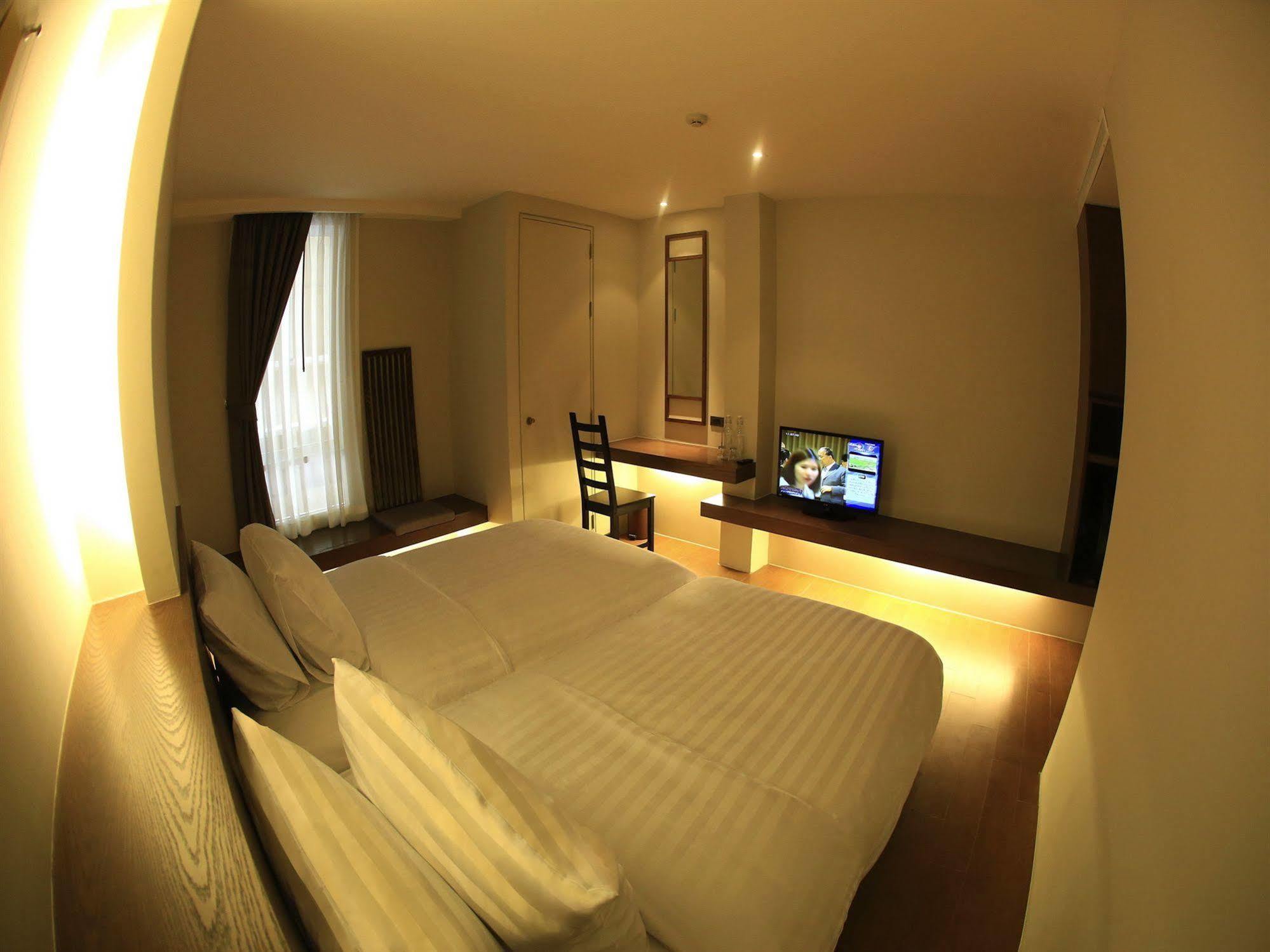 Silom One Hotel Bangkok Exterior photo