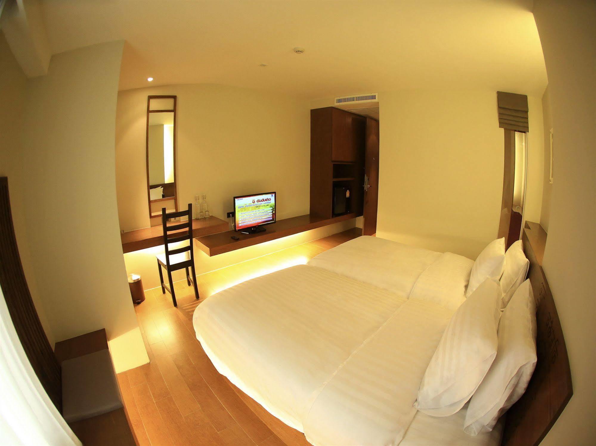 Silom One Hotel Bangkok Exterior photo