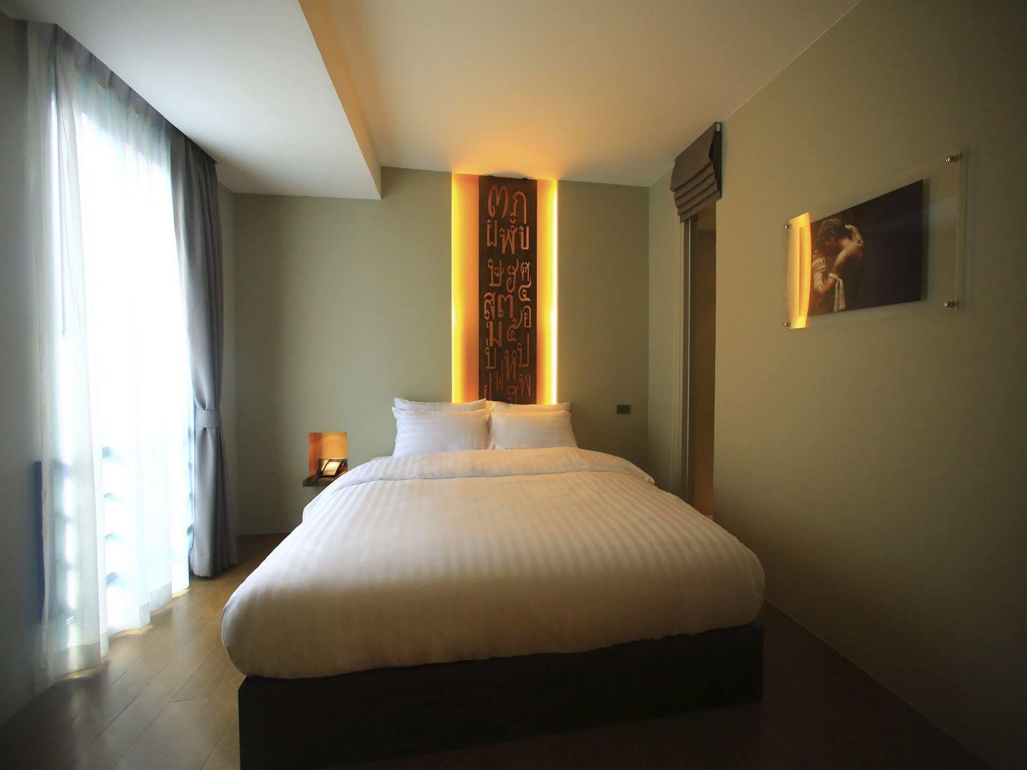 Silom One Hotel Bangkok Exterior photo